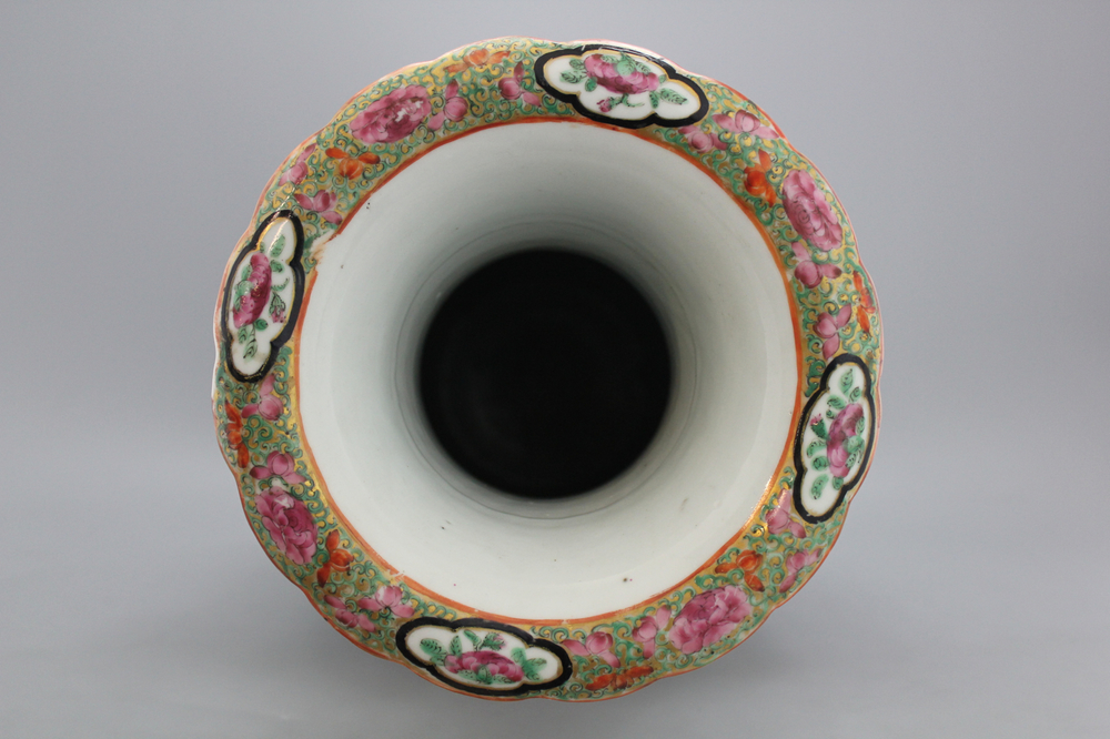 Vase chinois exceptionnel en porcelaine de Canton, famille rose, 19e