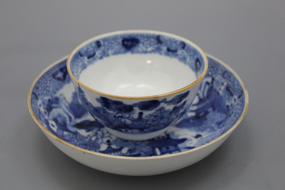 Lot van 6 blauw en witte kopjes met onderbordjes, 18e-19e eeuw.