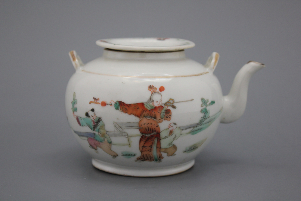 Th&eacute;i&egrave;re en porcealine chinoise, famille rose, 19e