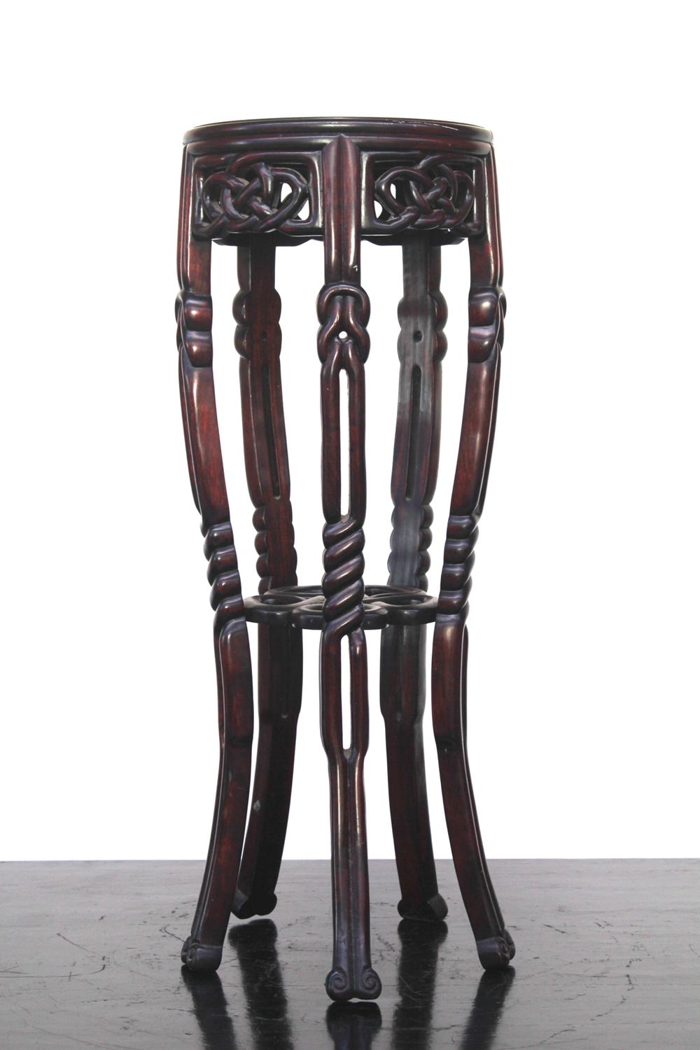 Soccle chinois en bois rouge sculpt&eacute;, env. 1900