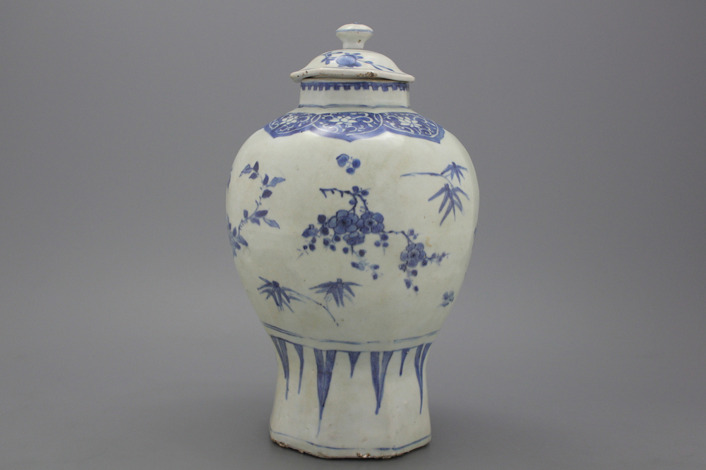 Vase chinois de la cargaison 'Hatcher' &agrave; d&eacute;cor de fleurs, p&eacute;riode Transition, 17e