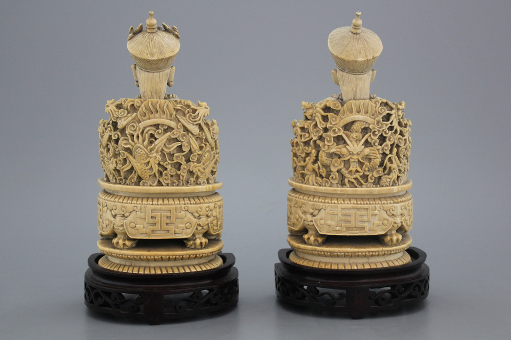 Paire d'emp&eacute;reurs chinois assis en ivoire sculpt&eacute;s, sign&eacute;s, 19e