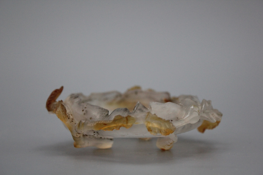 A Chinese agate carved brushwasher, 19/20th C.