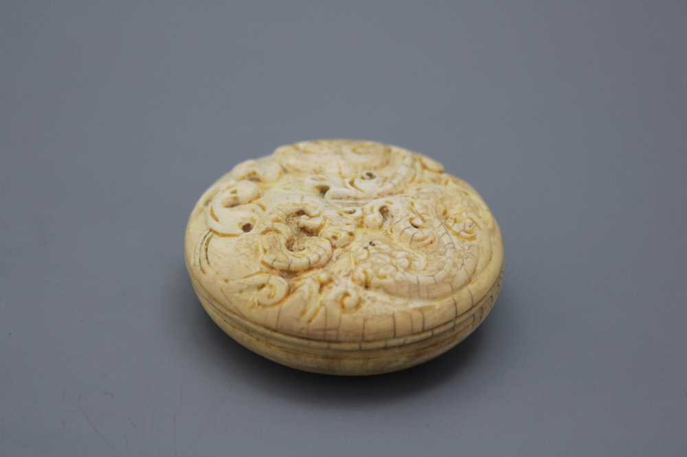 Bo&icirc;te &agrave; encre en ivoire sculpt&eacute;, Chine, 18/19e