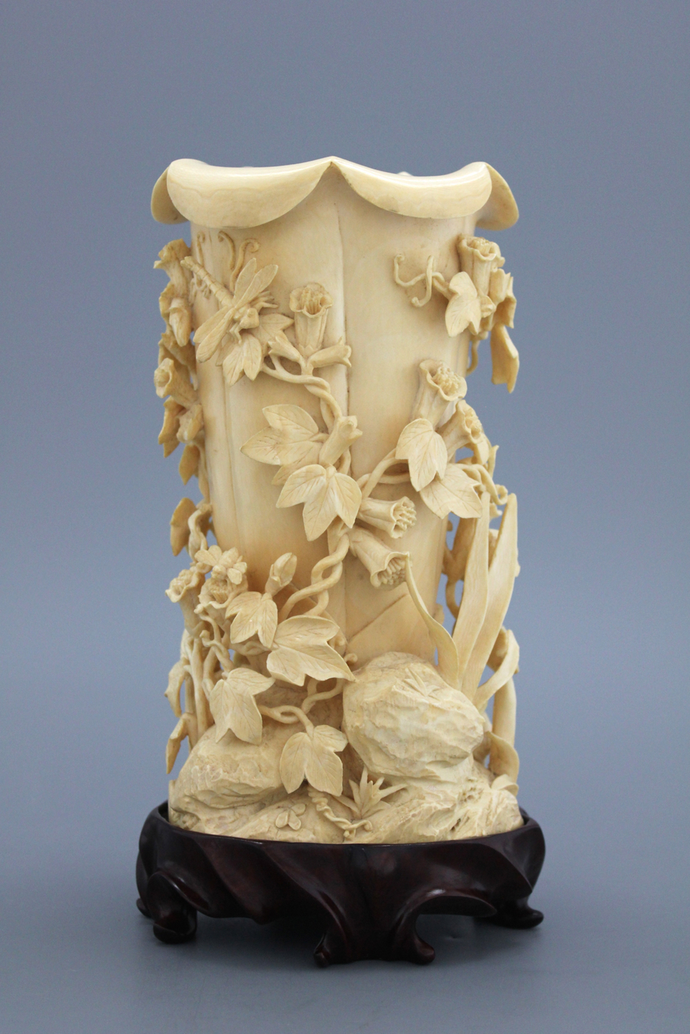 Exceptionnel vase ou pot &agrave; pinceaux en ivoire sculpt&eacute;, 18/19e