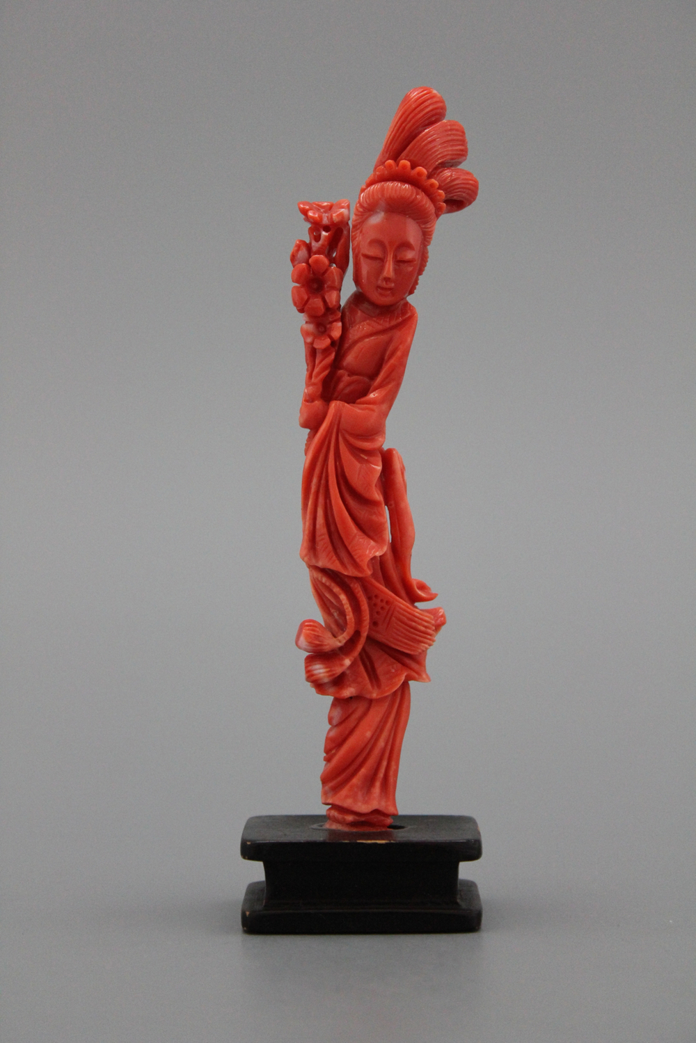 Chinees bloedkoralen beeldje van een Guanyin, 19e