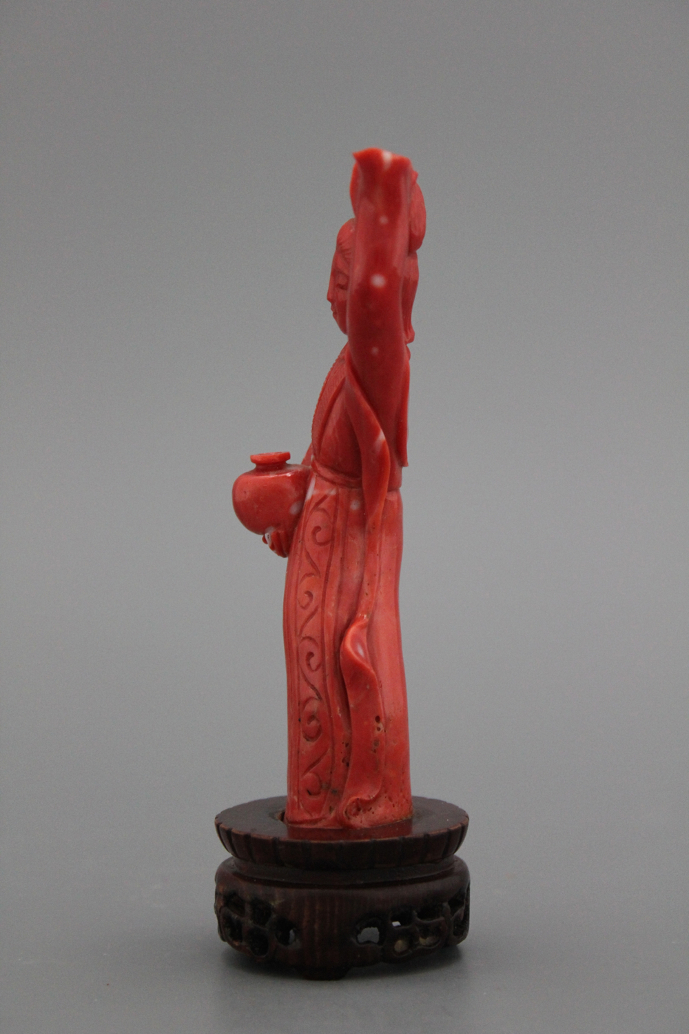 Sculpture d'une Guanyin, corail rouge, Chine, 19e