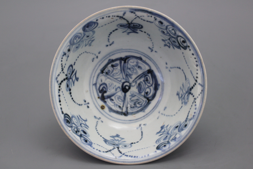 Bol en porcelaine de Chine, bleu et blanc, dynastie Ming