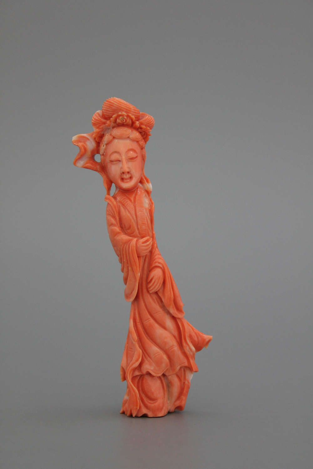 Sculpture d'une Guanyin, corail rouge, Chine, 19e