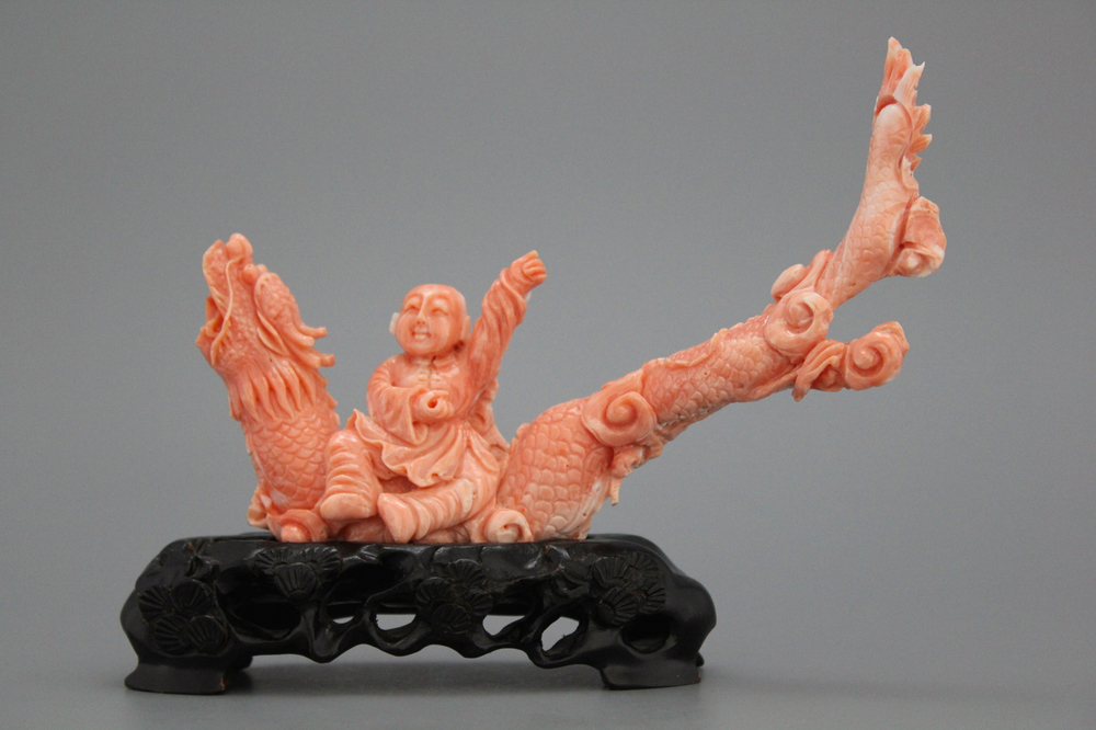 Groupe en corail sculpt&eacute; d'un gar&ccedil;on sur un dragon, 19/20e