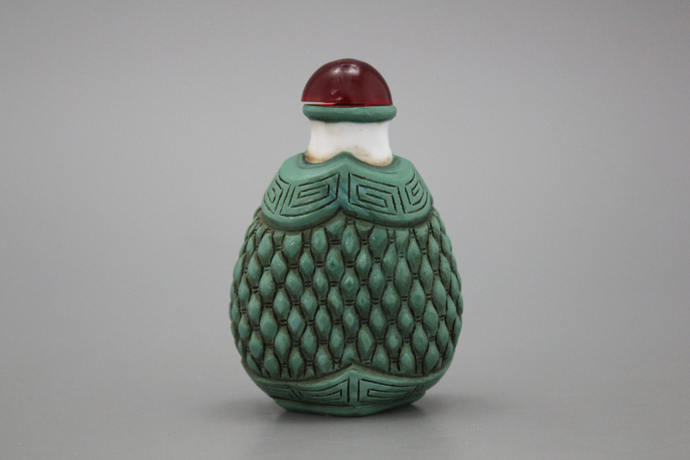 A Chinese snuff bottle, Peking glass, 20th C.
