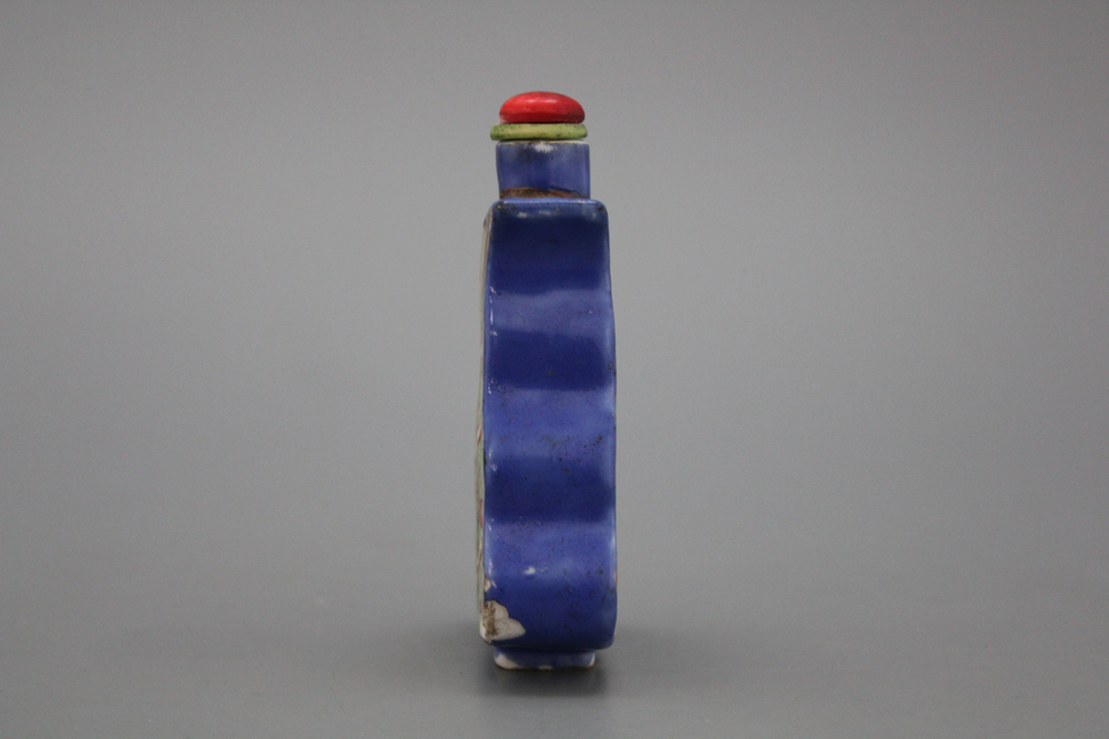 A Chinese snuff bottle, leaf-shaped, porcelain, 20th C.