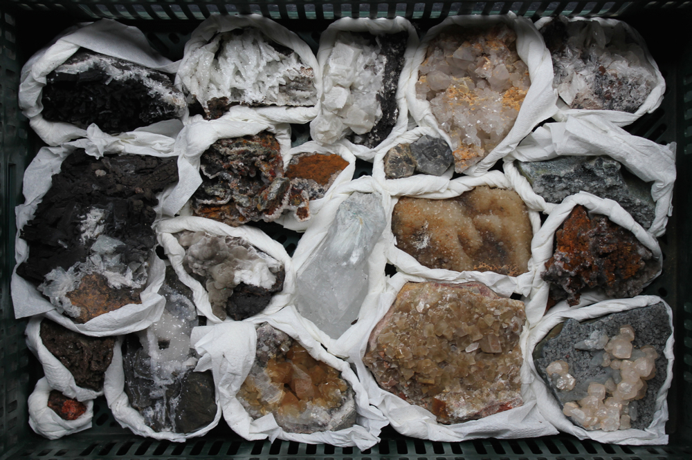 Doos met diverse mineralen en halfedelstenen