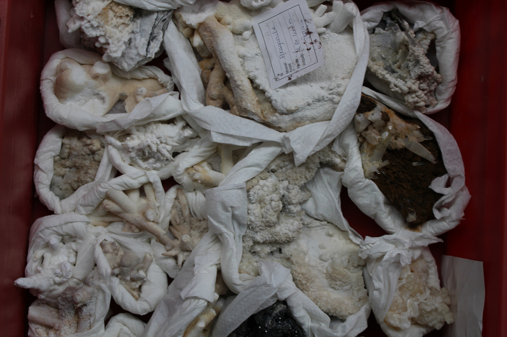 Doos met diverse mineralen en halfedelstenen