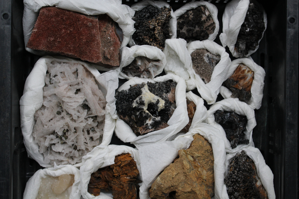 Doos met diverse mineralen en halfedelstenen