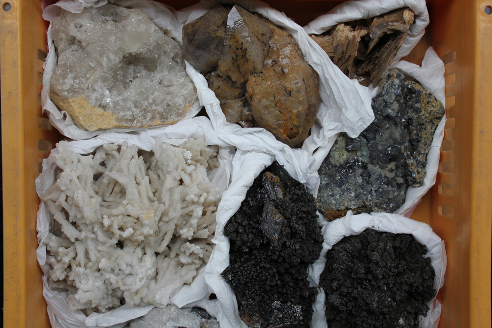 Doos met diverse mineralen en halfedelstenen
