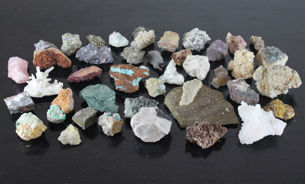 Grand lot de min&eacute;raux et pierres s&eacute;mi-pr&eacute;cieuses