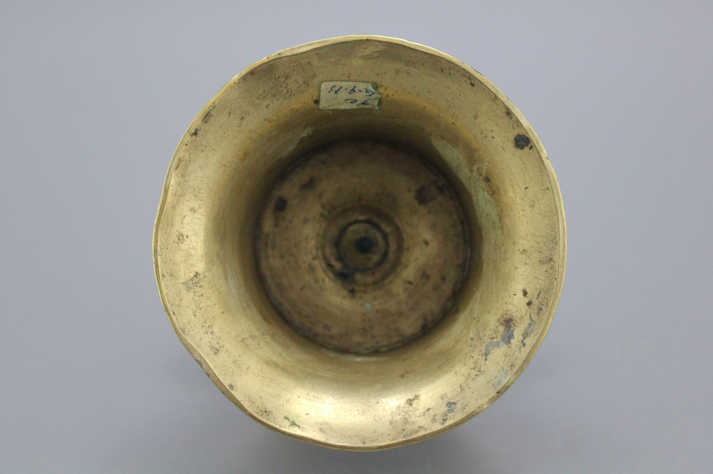 Bougeoir de table en bronze, Flandres, 16e