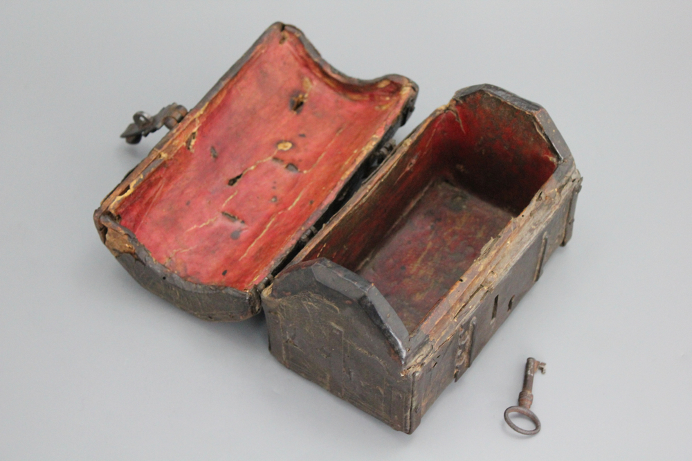 Coffret en cuire et fer, 15/16e