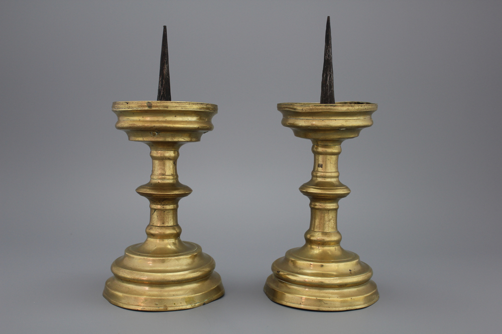 Paire de piques-cierge en bronze, 16