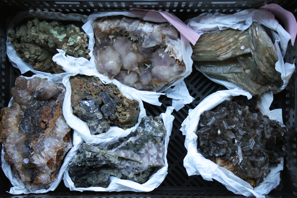 Doos met diverse mineralen en halfedelstenen