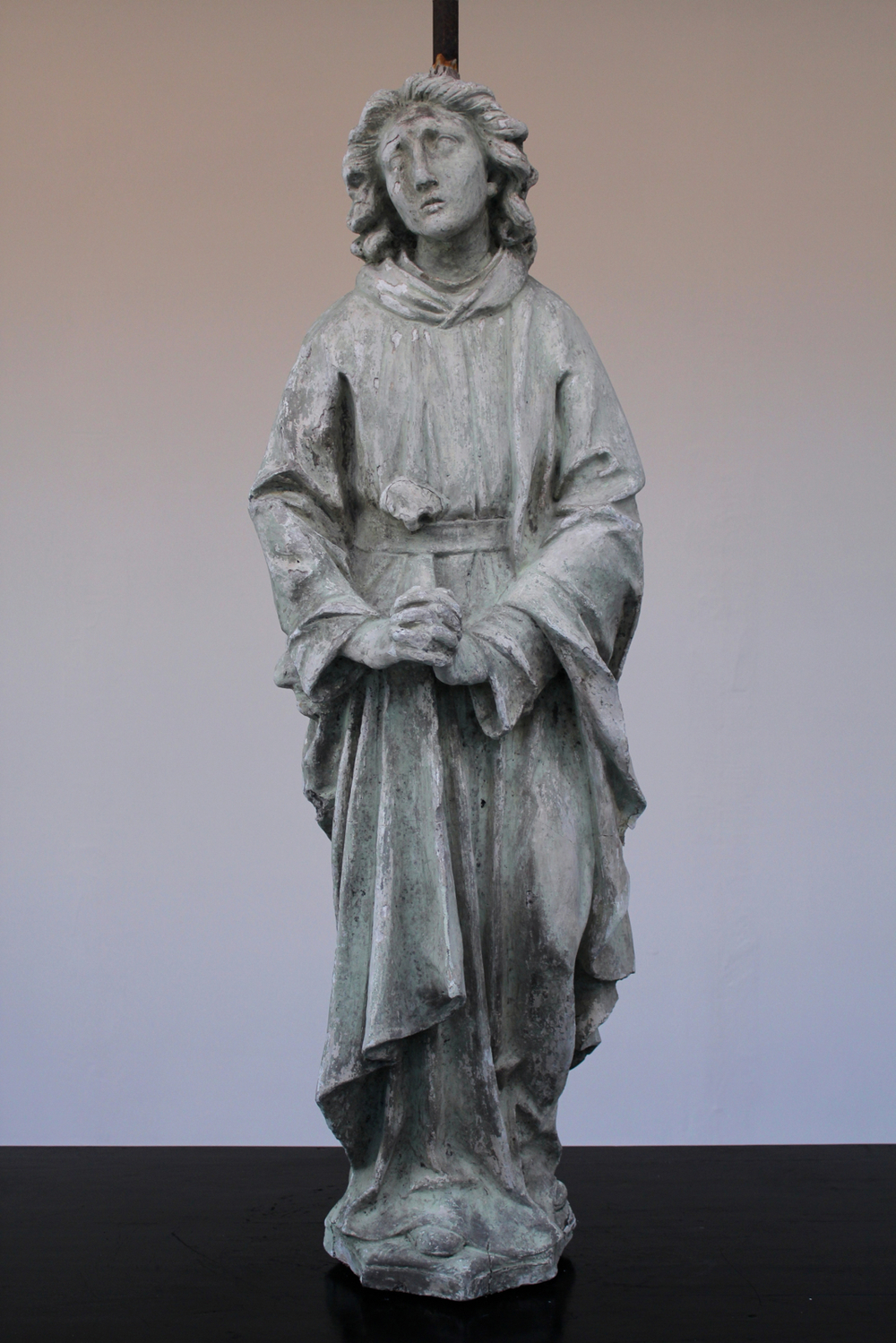A large plaster cast of a praying saint, workshop De Wispelaere, Bruges, 1st half 20th C.