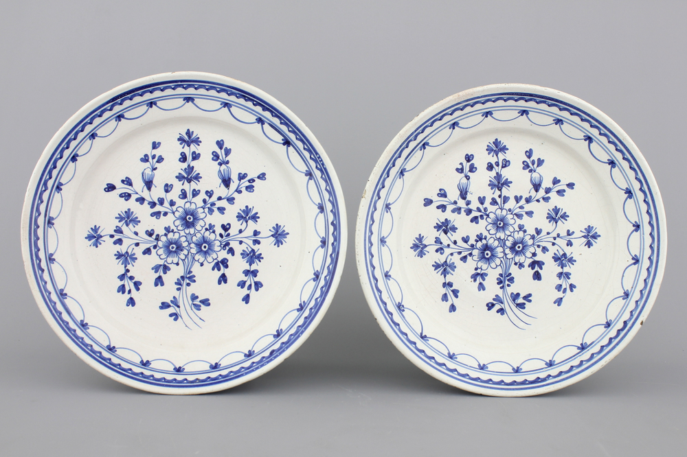 Paire de plats en fa&iuml;ence de Bruxelles, bleu et blanc, 18e