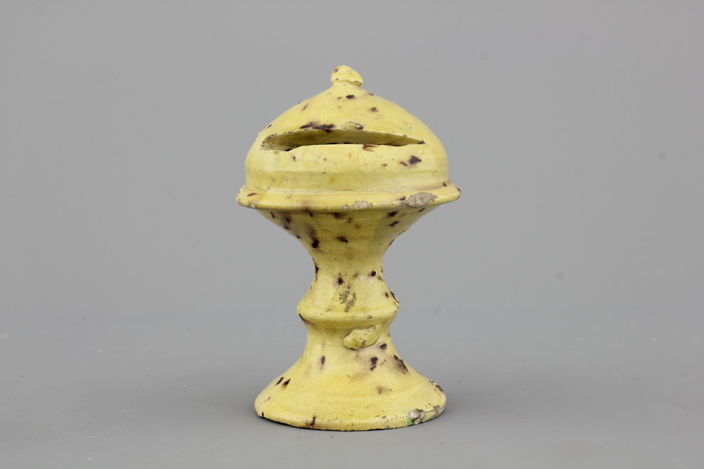 Tirelire en terre glaise jaune, hollandaise ou flamande, 17e