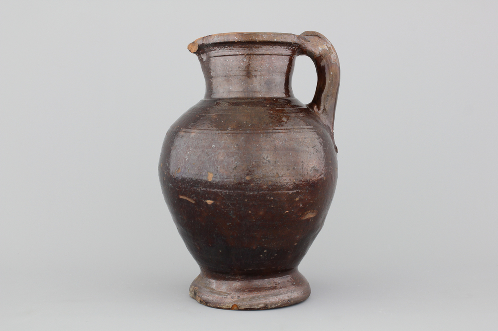 Pichet en terra cotta &eacute;maill&eacute; brun, 17e