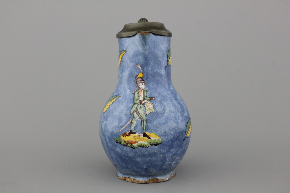 Pichet rare en fa&iuml;ence de Bruxelles, fond bleu, d&eacute;cor soldat, 18e