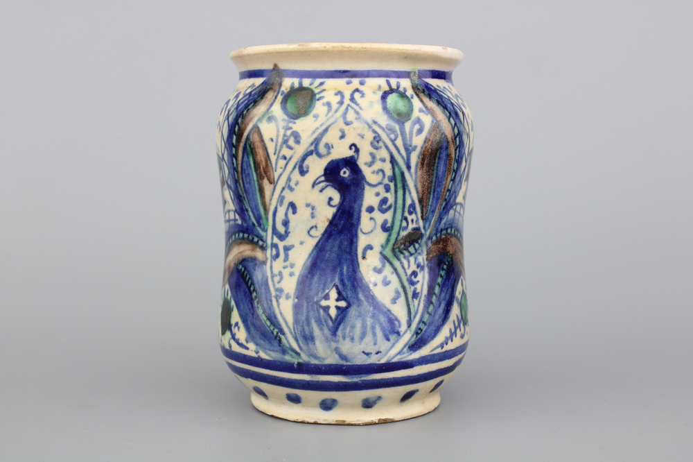 Polychrome albarello in Italiaanse majolica met een pauw, 17e eeuw