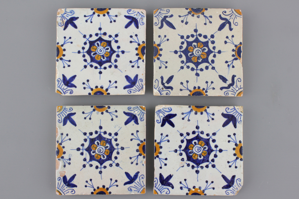 Lot de 4 petites carreaux en fa&iuml;ence de Delft, 17e