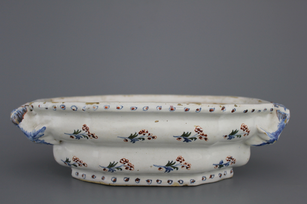 A Brussels faience tureen, decor "A l'haie fleurie", 18th C.