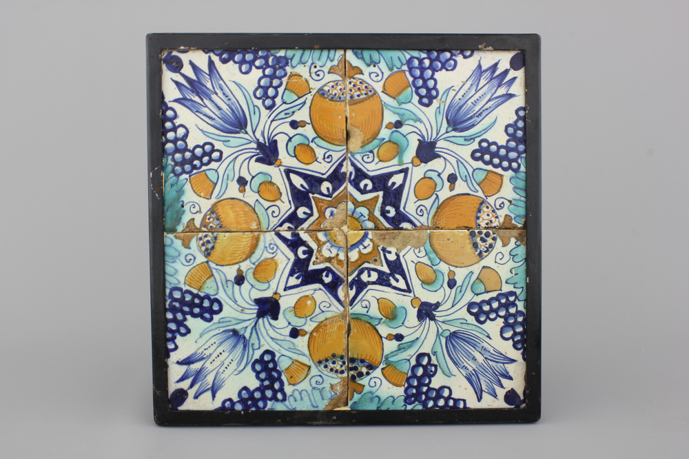 Lot de 4 carreaux encadr&eacute;s en fa&iuml;ence polychrome de Delft, d&eacute;cor tulipes, 17e