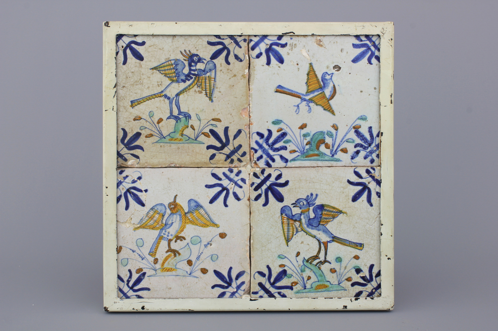4 ingekaderde polychrome Delftse tegels met vogels, 17e eeuw