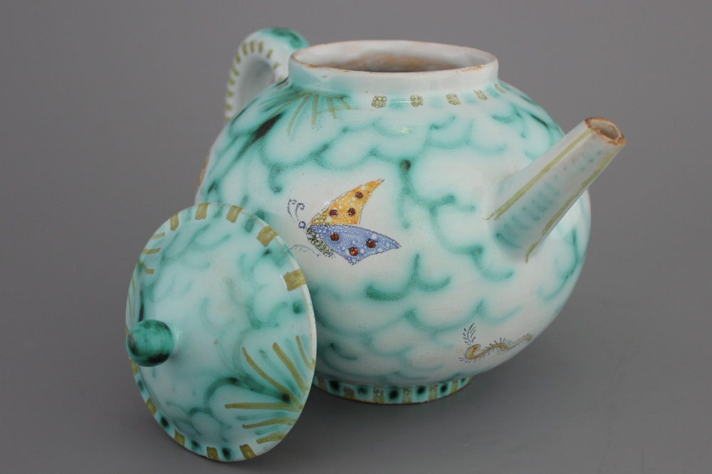 Th&eacute;i&egrave;re couverte rare en fa&iuml;ence de Bruxelles, d&eacute;cor papillons, 18e