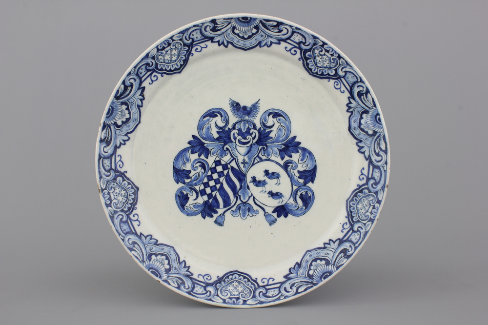 Une assiette armori&eacute;e en fa&iuml;ence de Delft, ca. 1700