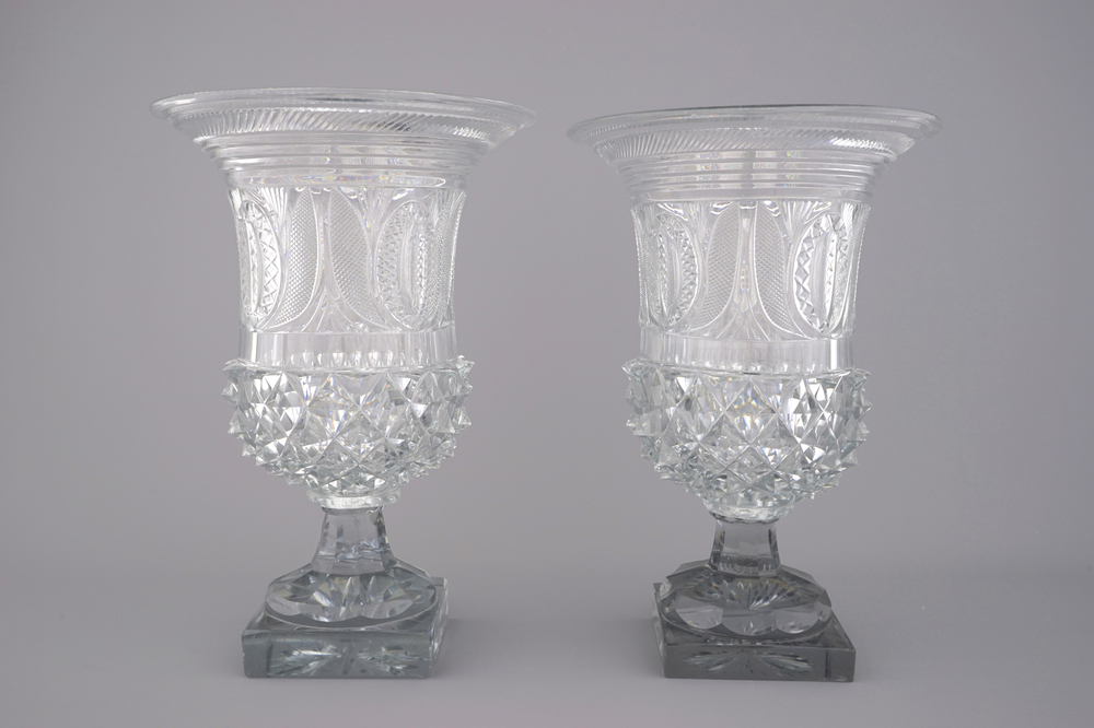 Paire de grands vases sur pieds en verre sculpt&eacute;, probablement Von&egrave;che, d&eacute;but 19e