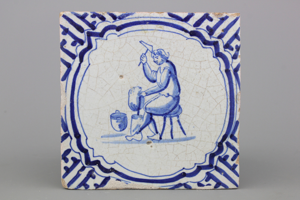 Blauw en witte Delftse tegel met smid, 17e eeuw