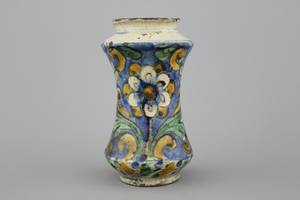 Albarello en fa&iuml;ence polychrome italienne, d&eacute;cor floral, Caltagirone, 17e