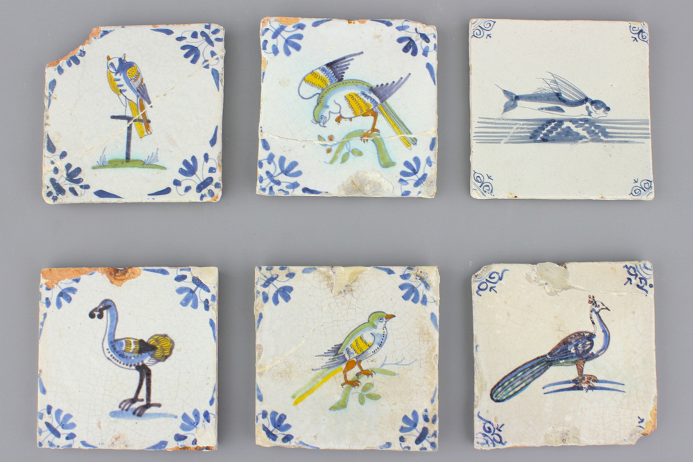 Lot van 6 polychrome en blauw en witte Delftse tegels, 17e eeuw