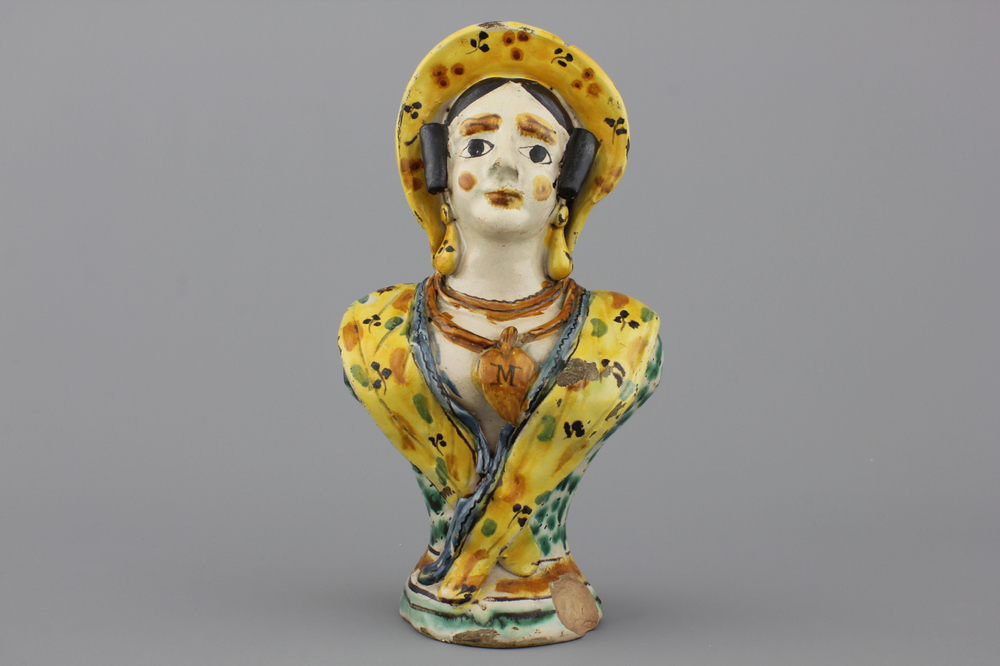 Pichet en majolique d'Italie du Sud, en forme de dame, 18e