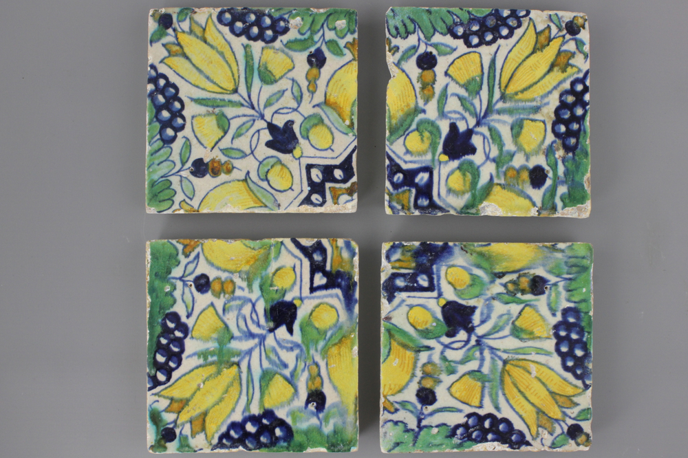 Lot de 4 petites carreaux en fa&iuml;ence de Delft, 17e
