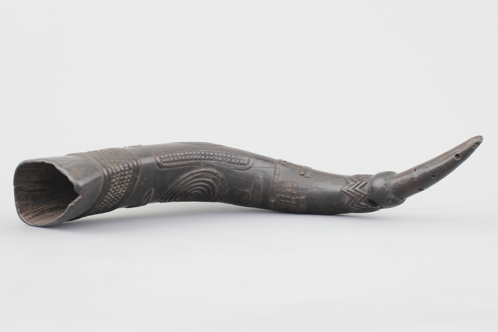Grand gobelet africain sculpt&eacute; et perfor&eacute; dans une corne de buffle, 1e partie 20e