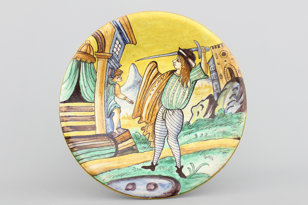 Plat en majolique de Montelupo, d&eacute;cor de soldat attaquant, 19e