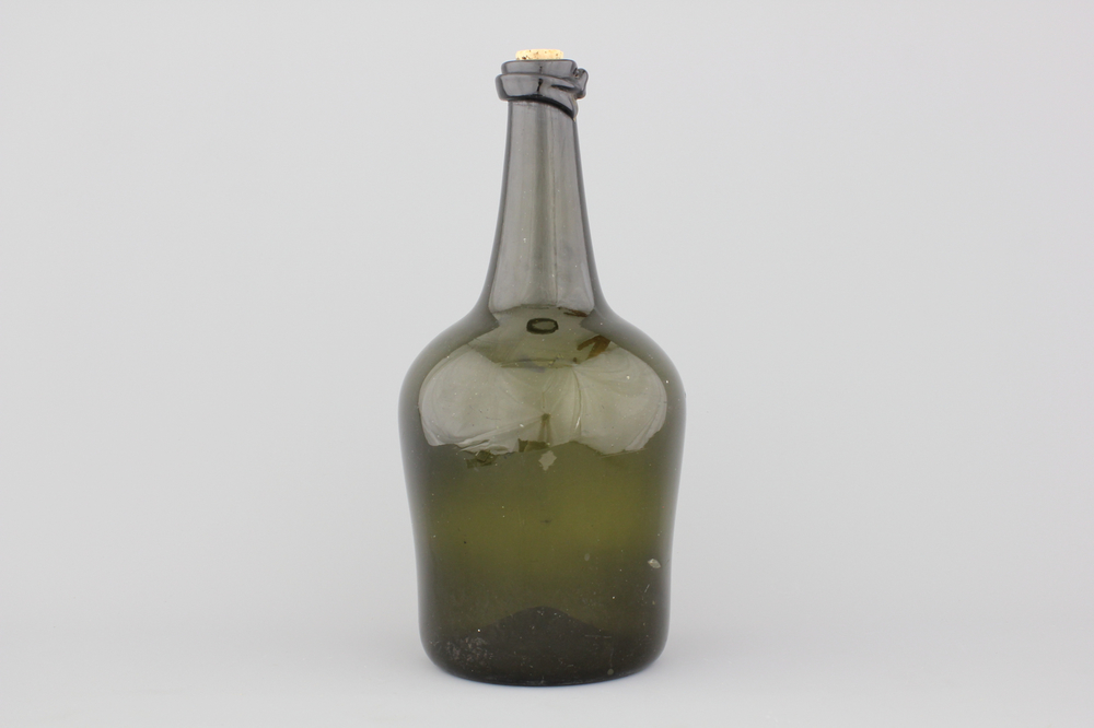 Grande bouteille verte &agrave; vin souffl&eacute;e &agrave; la main, 18e
