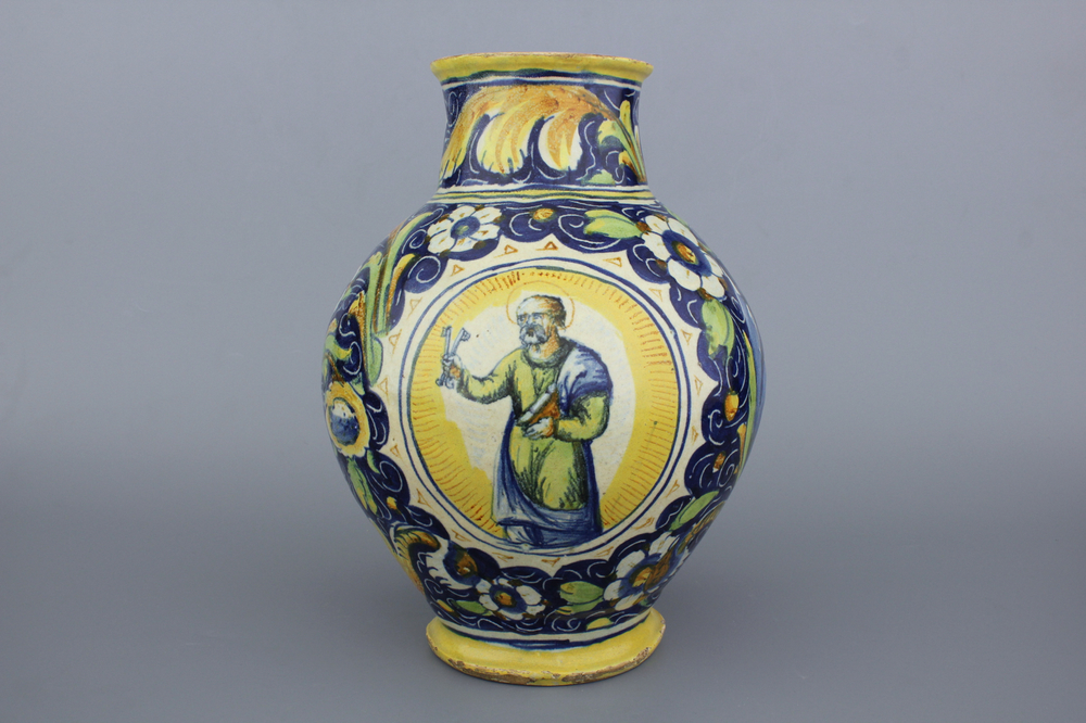 Pichet en majolique italienne, en forme d'oeuf, d&eacute;cor Saint-Pierre, env. 1580