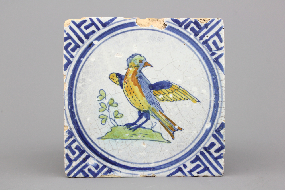 Carreau en fa&iuml;ence polychrome de Delft, d&eacute;cor d'oiseau, 17e