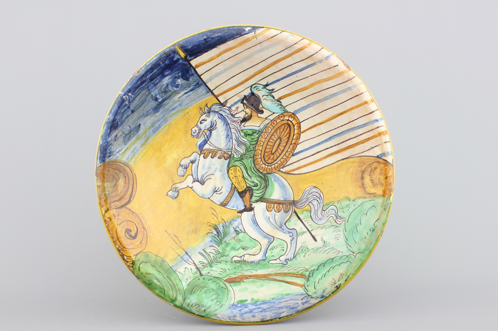 Plat en majolique de Montelupo, d&eacute;cor d'un chevalier &agrave; cheval, 19e