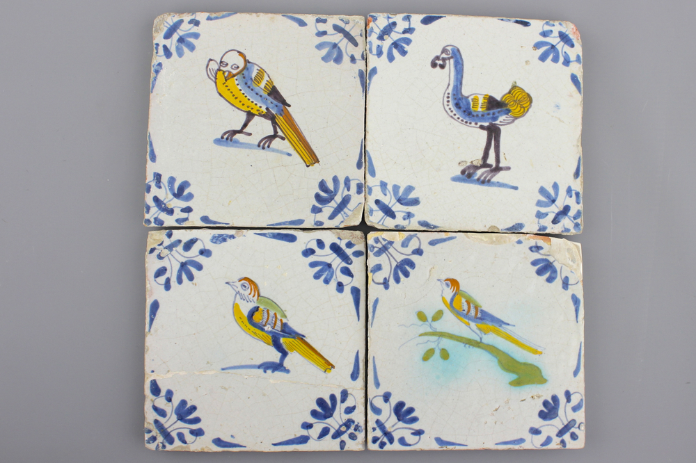 Lot de 4 carreaux en fa&iuml;ence polychrome de Delft, d&eacute;cor oiseau, 17e
